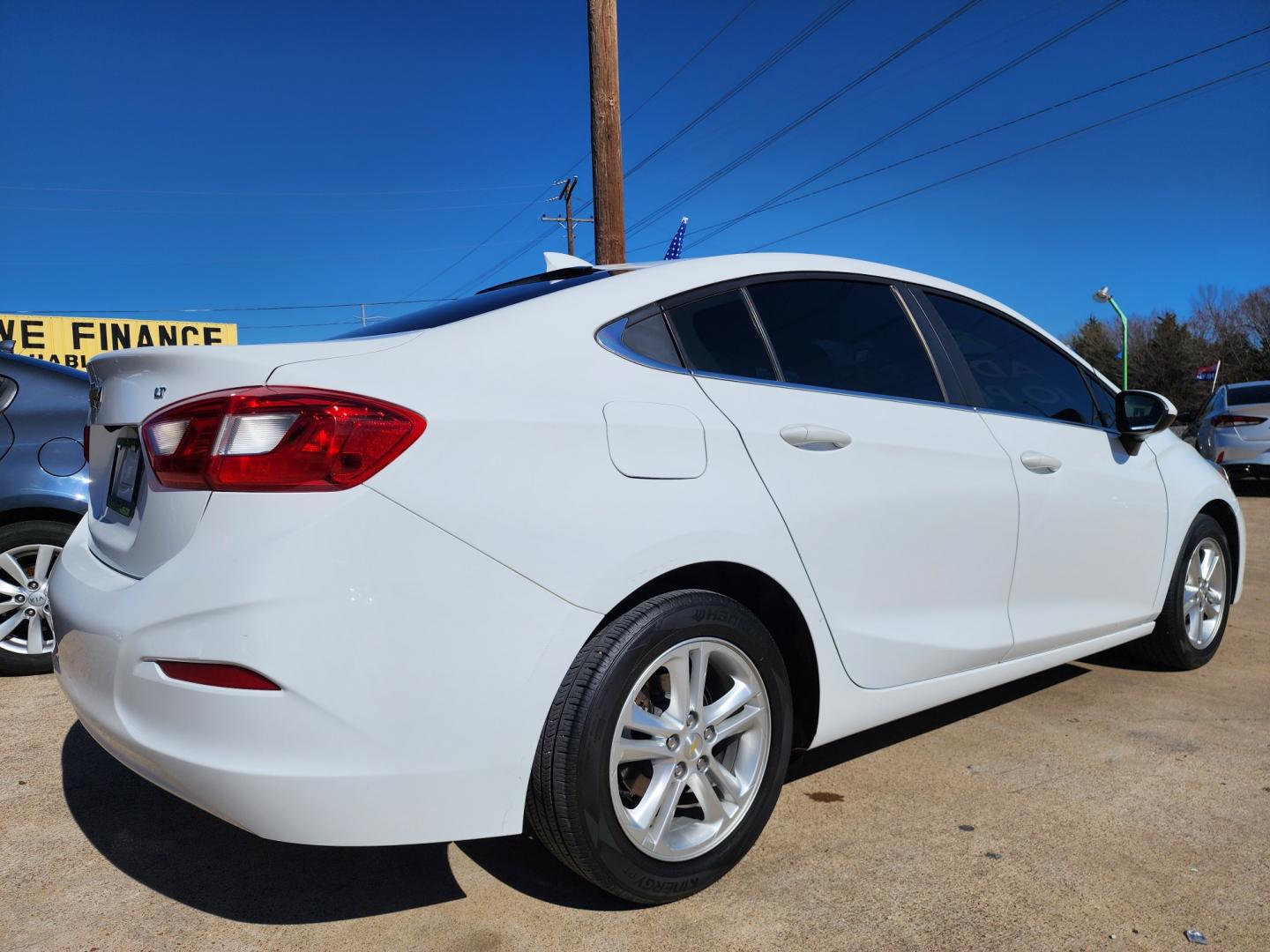 2017 WHITE Chevrolet Cruze LT (1G1BE5SMXH7) with an 1.4L L4 DOHC 16V TURBO engine, 6A transmission, located at 2660 S.Garland Avenue, Garland, TX, 75041, (469) 298-3118, 32.885387, -96.656776 - Welcome to DallasAutos4Less, one of the Premier BUY HERE PAY HERE Dealers in the North Dallas Area. We specialize in financing to people with NO CREDIT or BAD CREDIT. We need proof of income, proof of residence, and a ID. Come buy your new car from us today!! This is a very well cared for 2017 CH - Photo#3